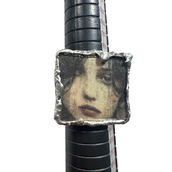 Tiny Canvas Art Statement Ring Abstract Woman Portrait Design Silver & Glass - Picture 13 of 16